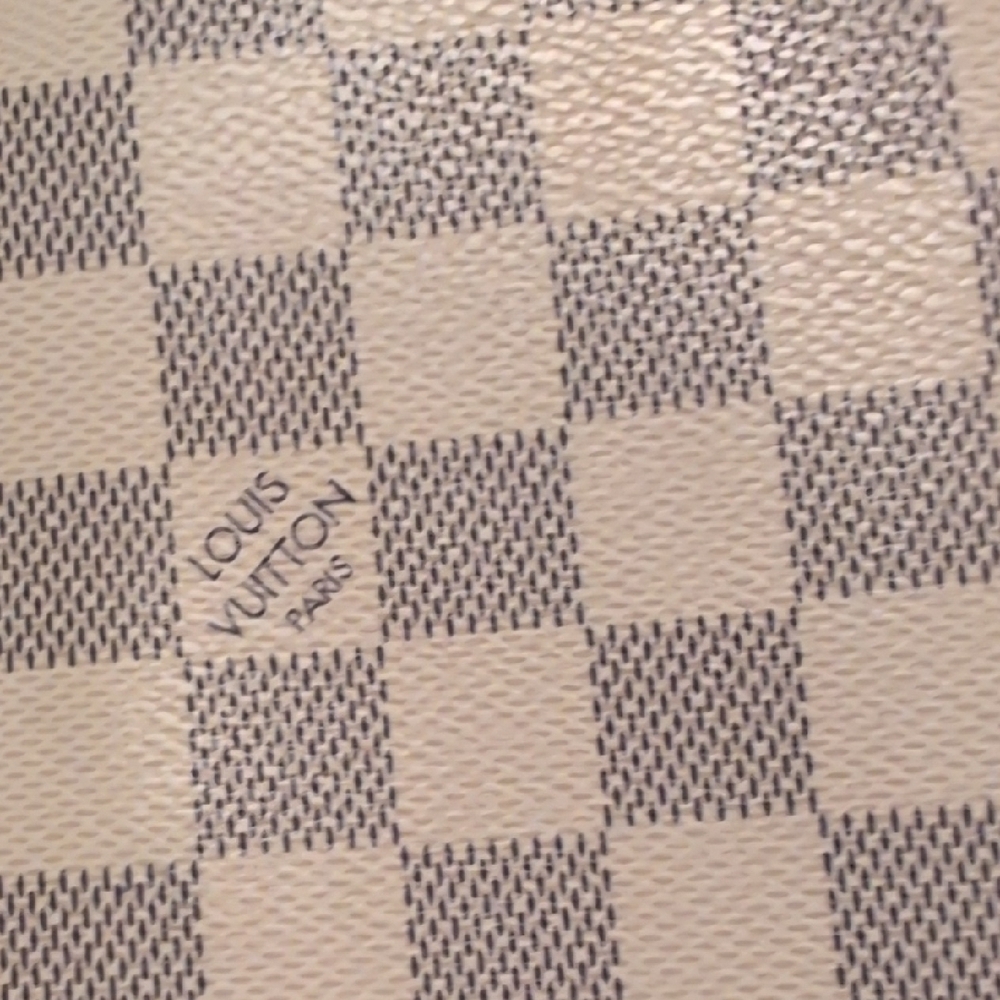 Designer-style Cream Checkered Wristlet Clutch - Picture 4 of 6